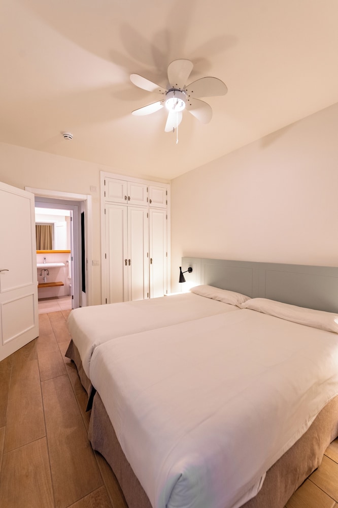 3 Bedrooms, Silver