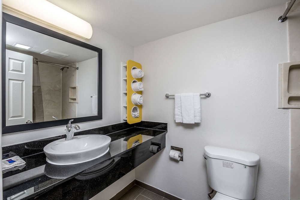 Motel6 Peoria, IL 62/66
