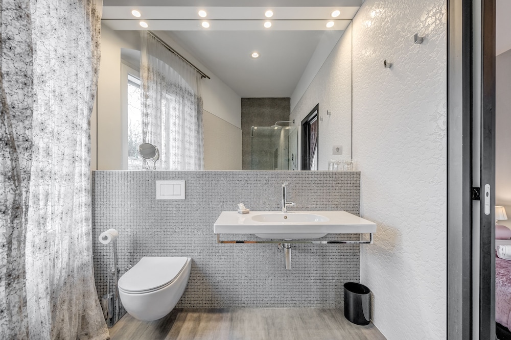 Starlight Luxury Suites 35/40
