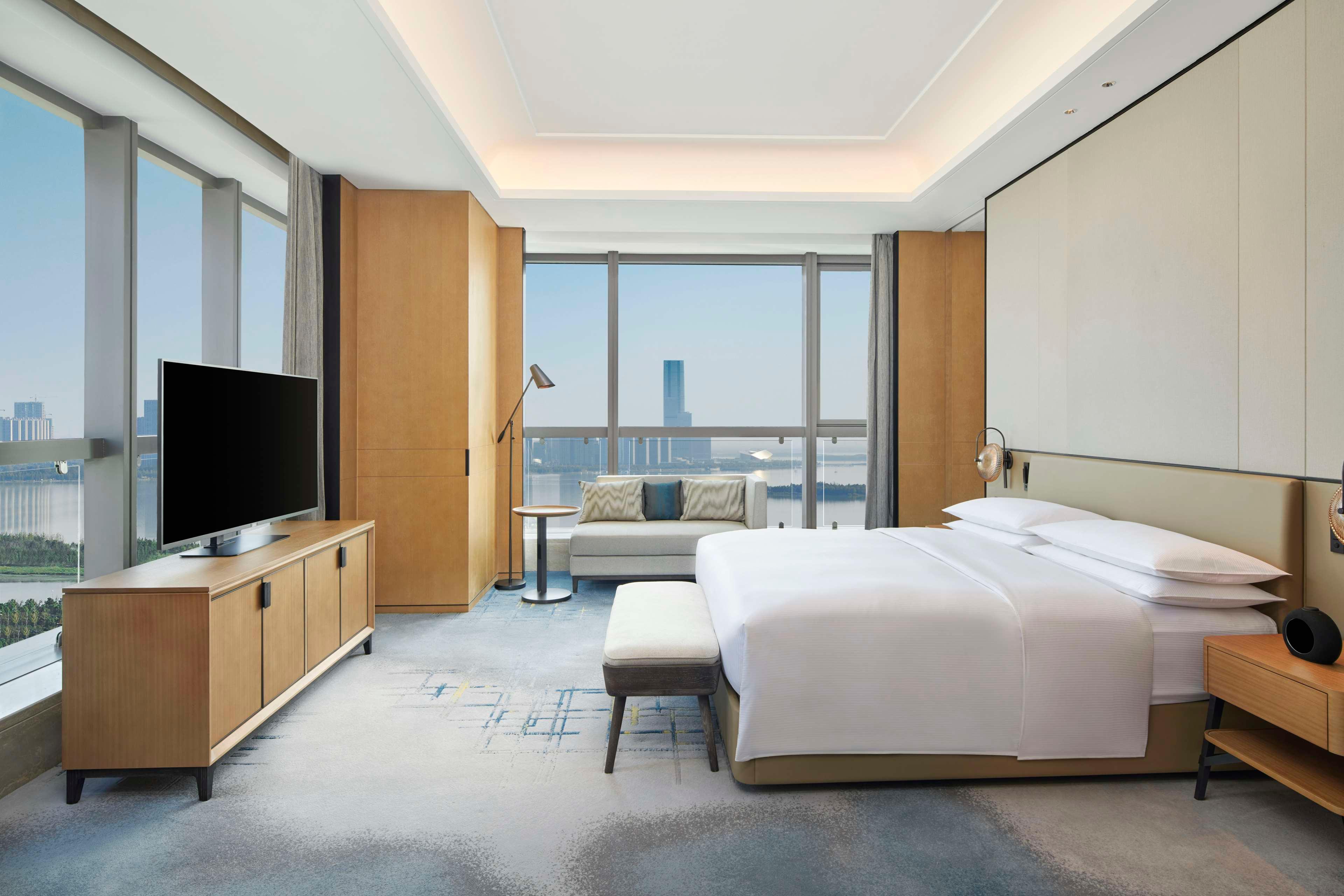 DELUXE, SUITE, KING BED
