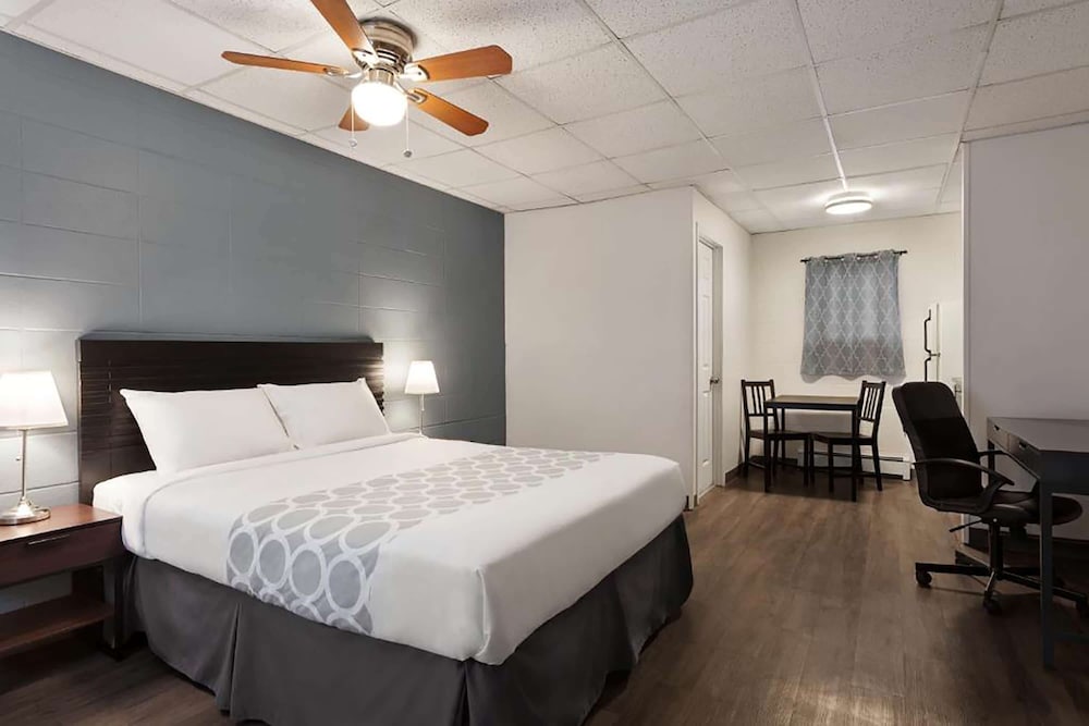 Efficiency, Queen Bed