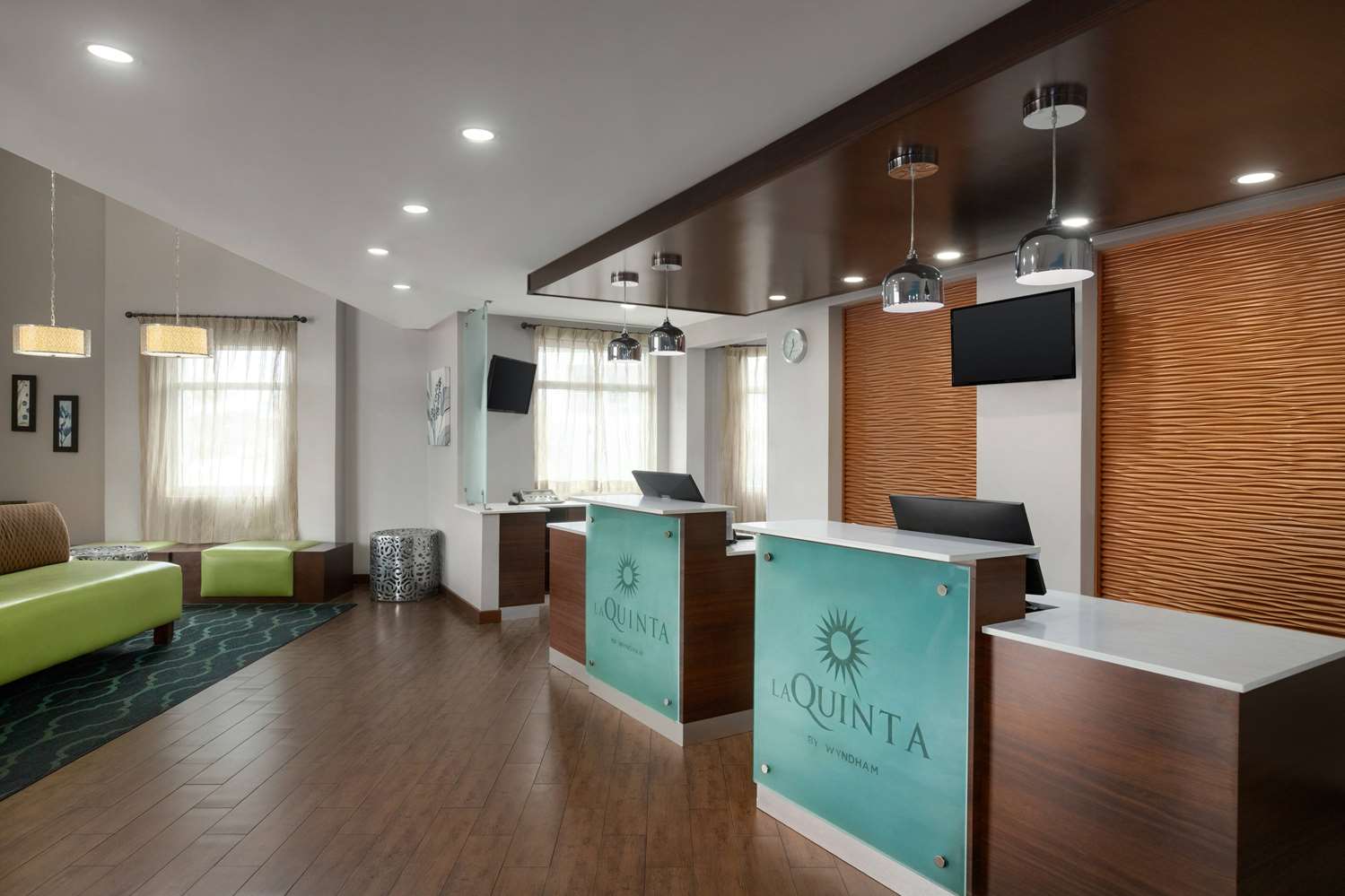 La Quinta Inn & Suites by Wyndham Oceanfront Daytona Beach photo4