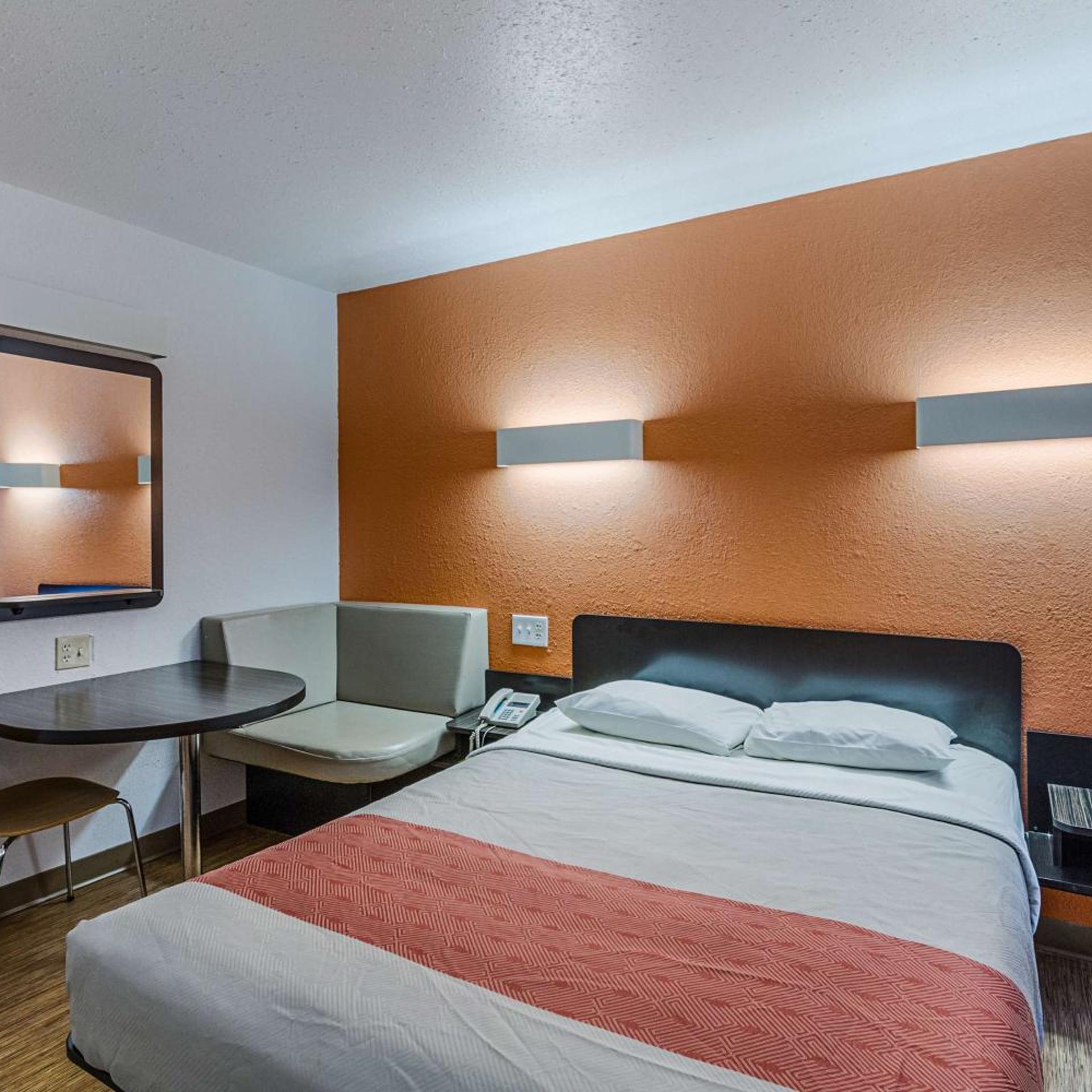 غرفة بسرير كوين لذوي الإعاقة لغير المدخنين، Motel6 Oshkosh, WI 6/10