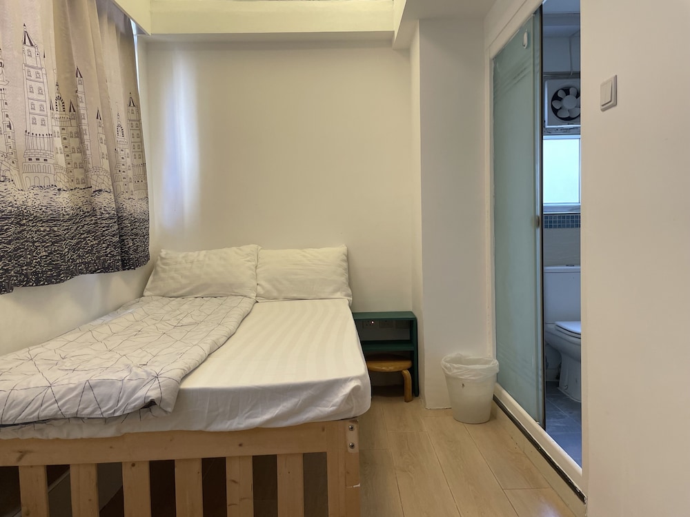 ROOM, DOUBLE BED