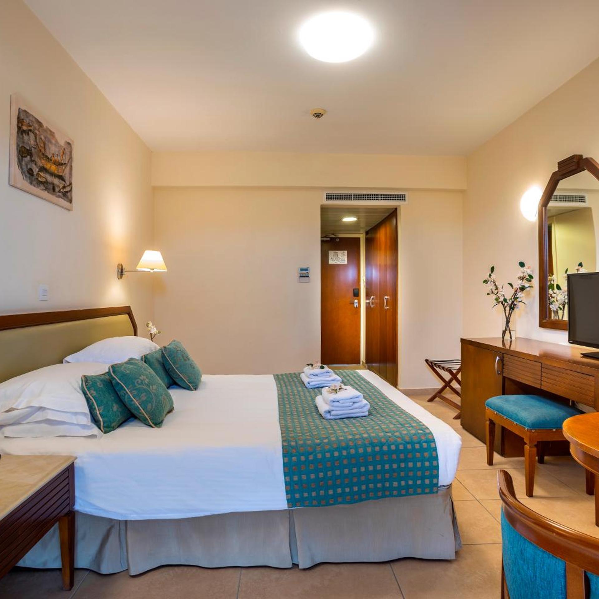 Standard, Double or Twin Bed, Inland View