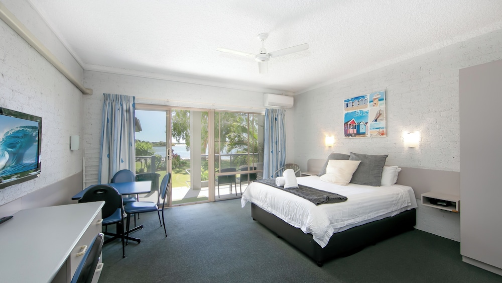 Motel, Family, 1 Queen and 3 Single Beds, Water Front