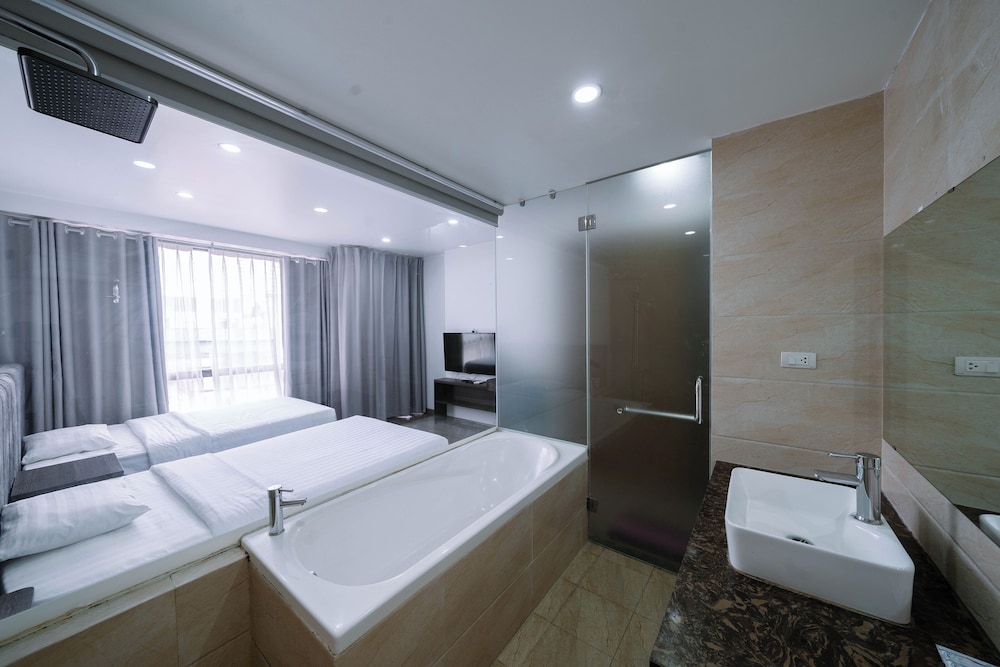 غرفة ديلوكس بسريرين منفصلين، Granda Suites Hanoi 2/4
