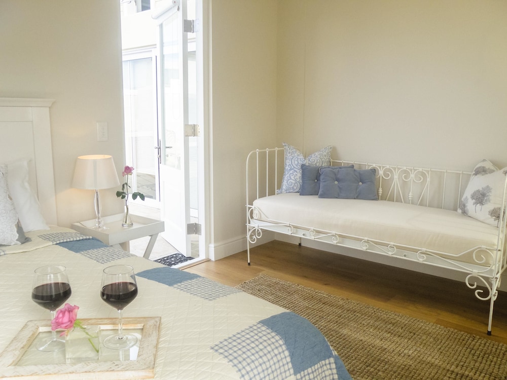 138 Marine Beachfront Guesthouse 25/50