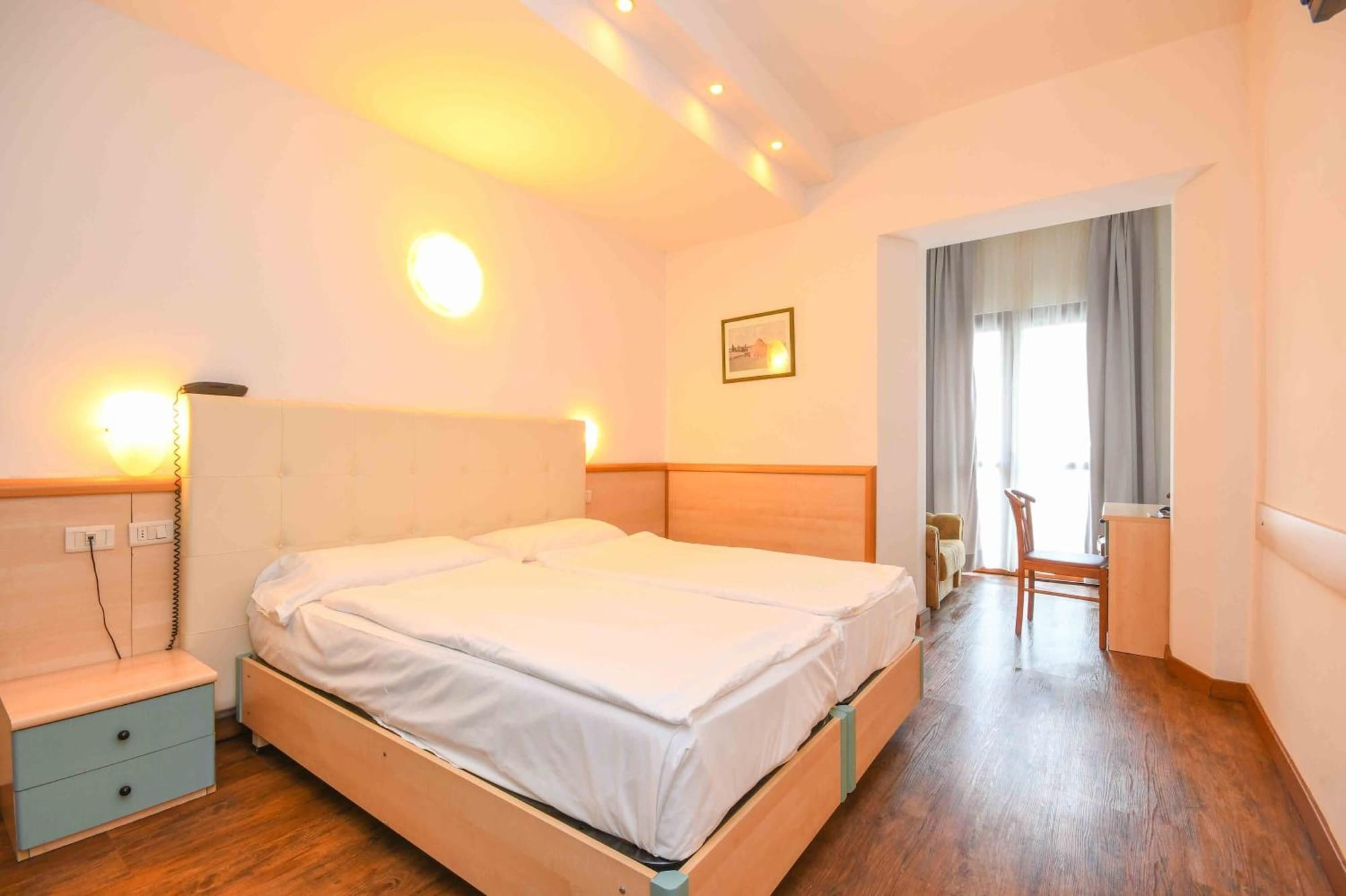 Superior, Triple, Twin Beds, Partial Lake View, Sofa, Balcony