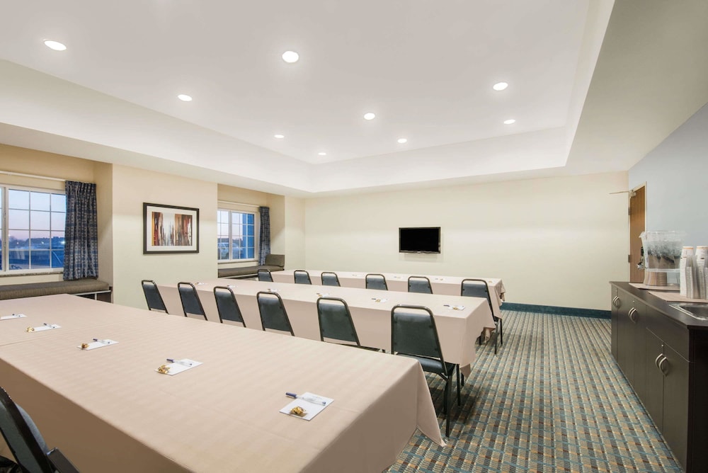 Microtel Inn And Suites By Wyndham Stanley 18/21