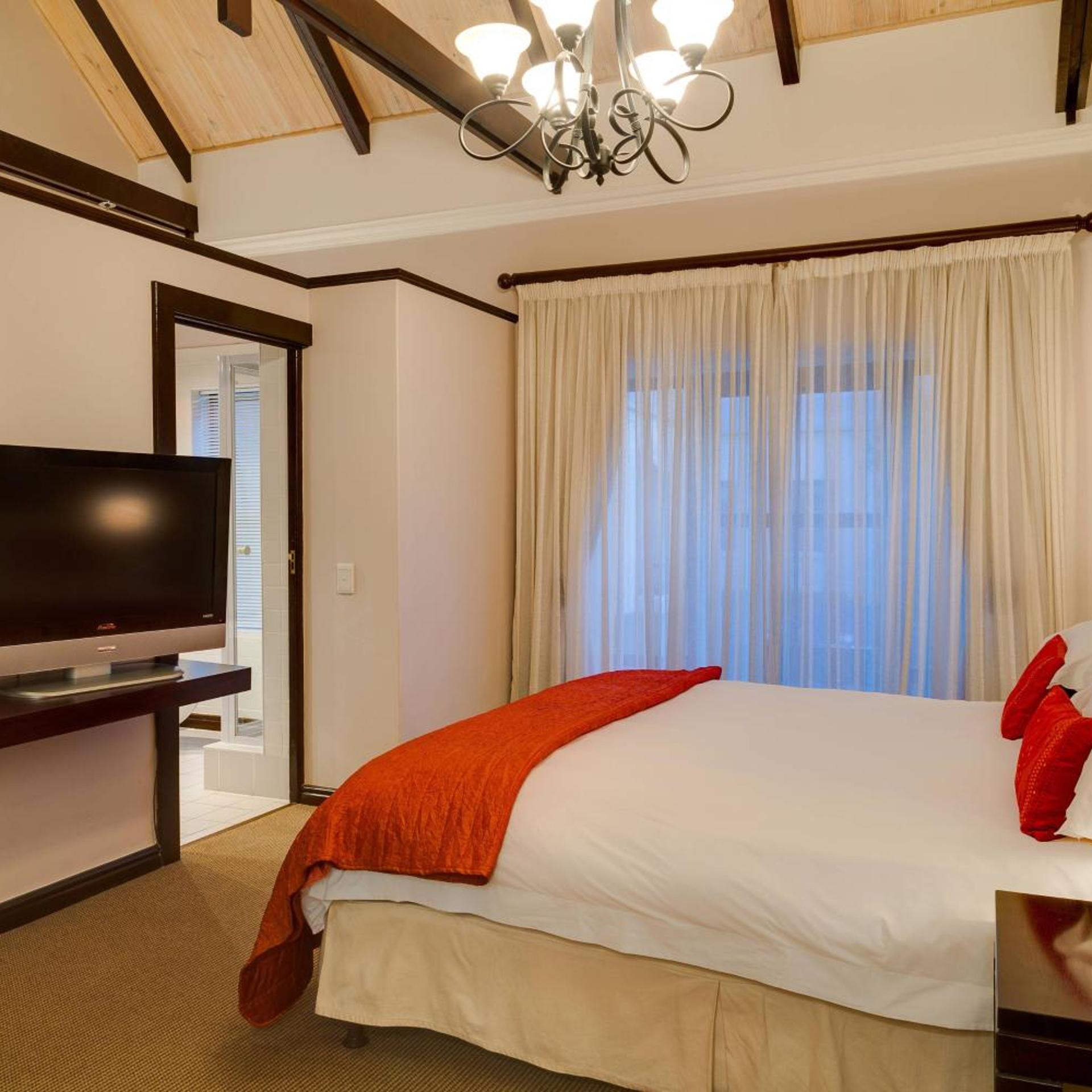 Bi Level, Lodge, King Bed, Garden and Pool View