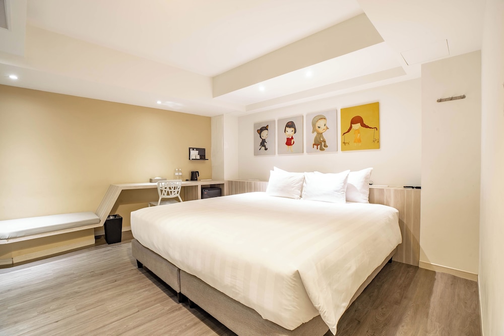 Soho, Queen Bed, No Window