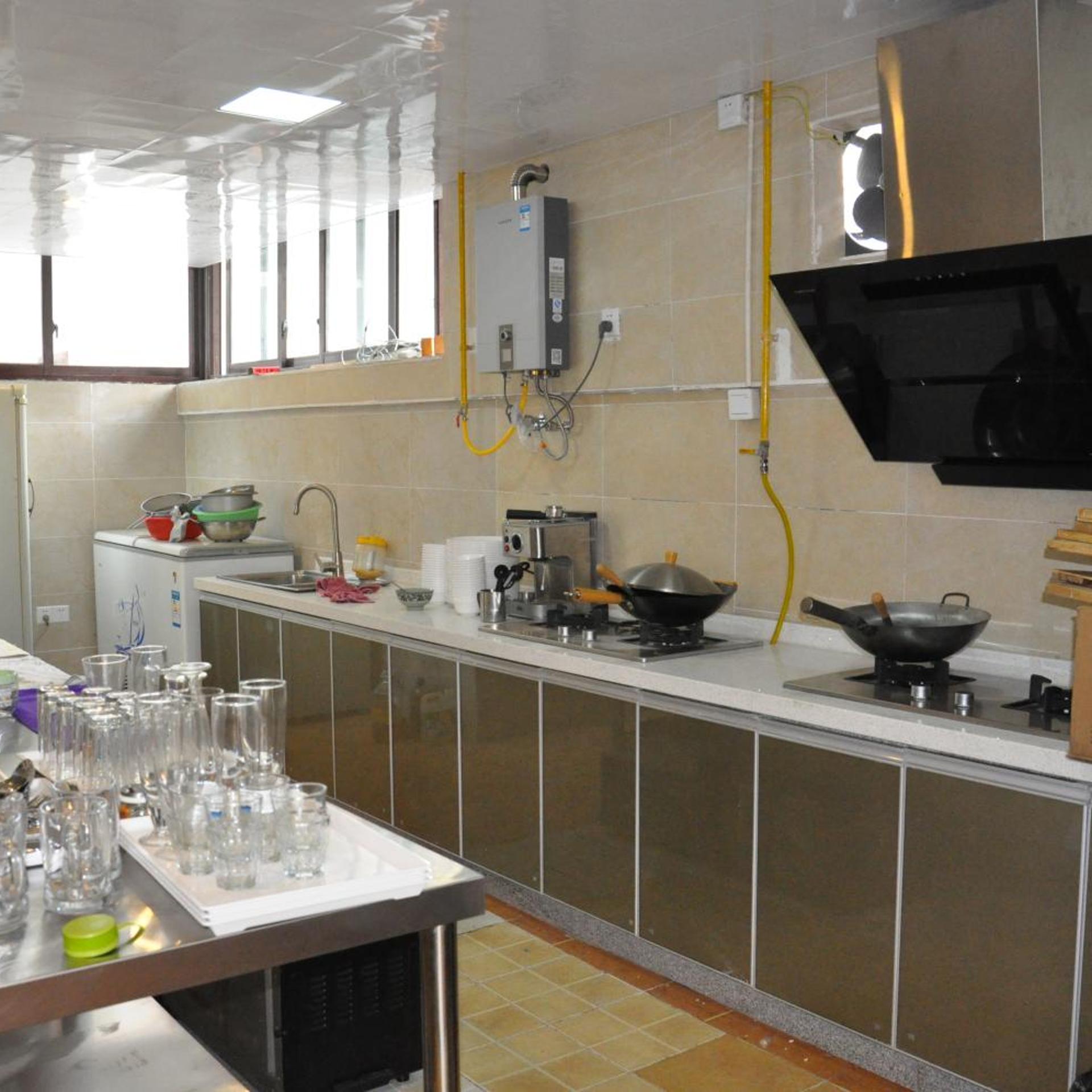 Holly Hostel 50/50