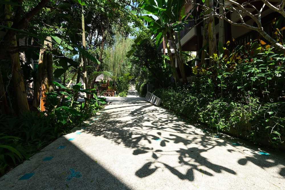 HULA HULA RESORT l truly tropical and fun wellness 85/90