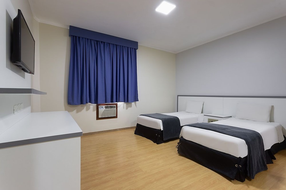Carillon Plaza Hotel 9/50