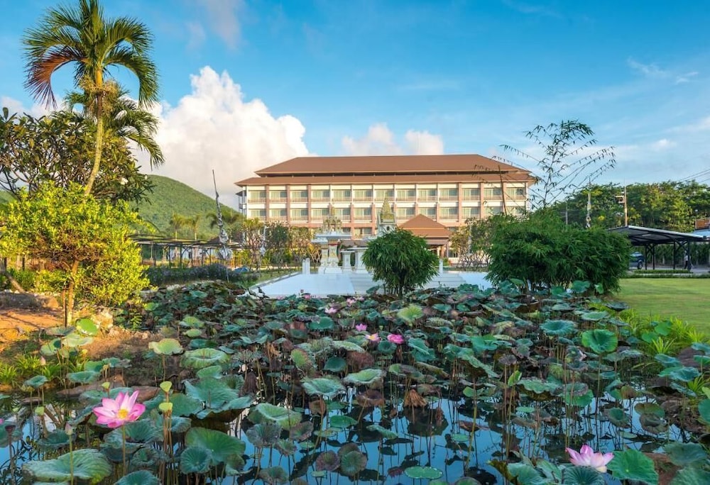 Swan Lake Hotel Sattahip 5/23