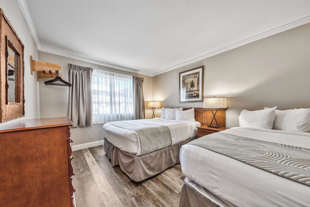 2 Bedrooms, Deluxe, Suite, 1 King and 2 Double Beds, Pool Side