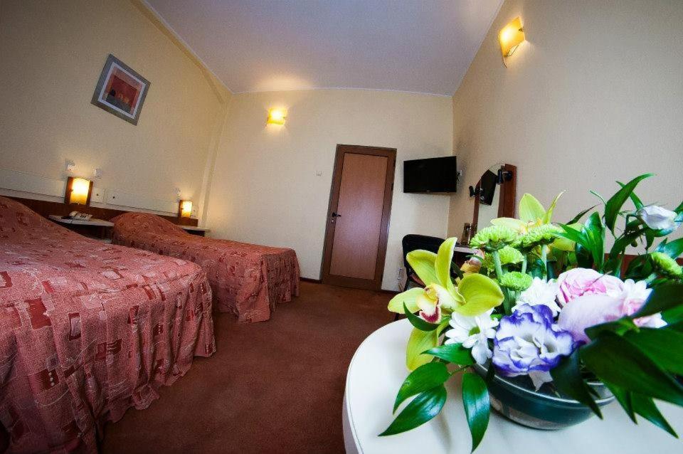 Economy, Twin Beds, Attic