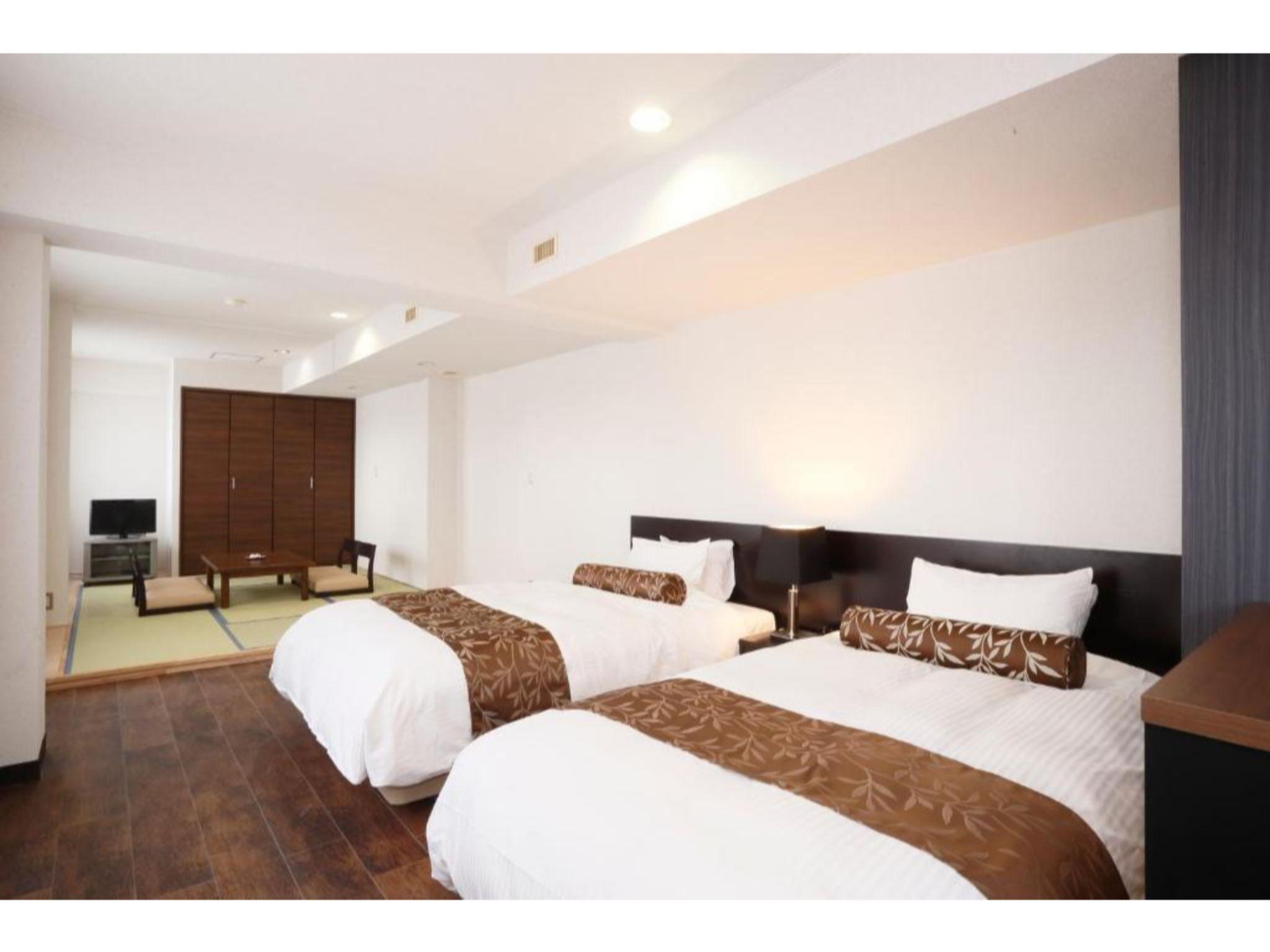 غرفة يابانية غربية قياسية بسريرين منفصلين وفرشتي فوتون