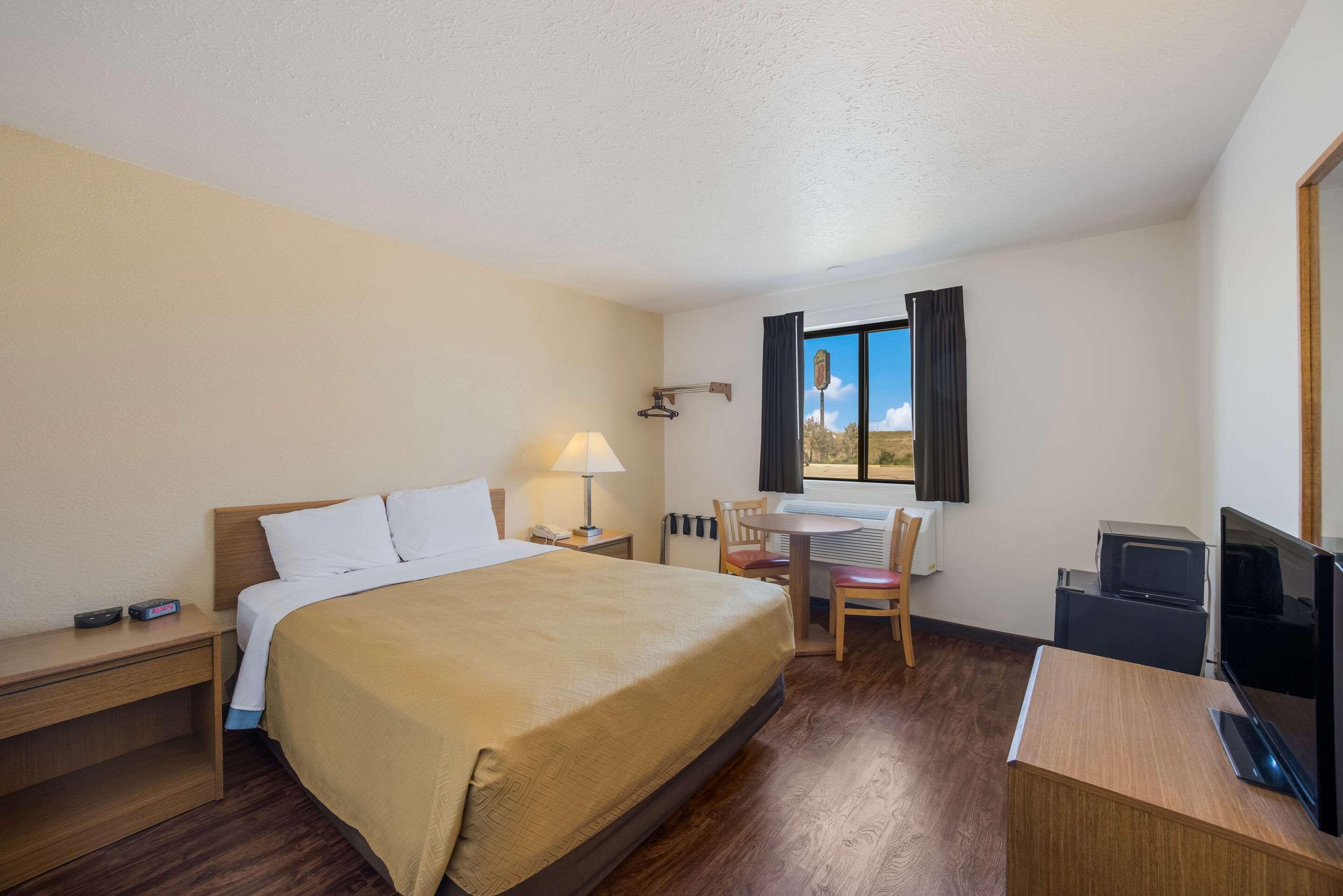 1 Queen Bed - Non-Smoking, Micfridge