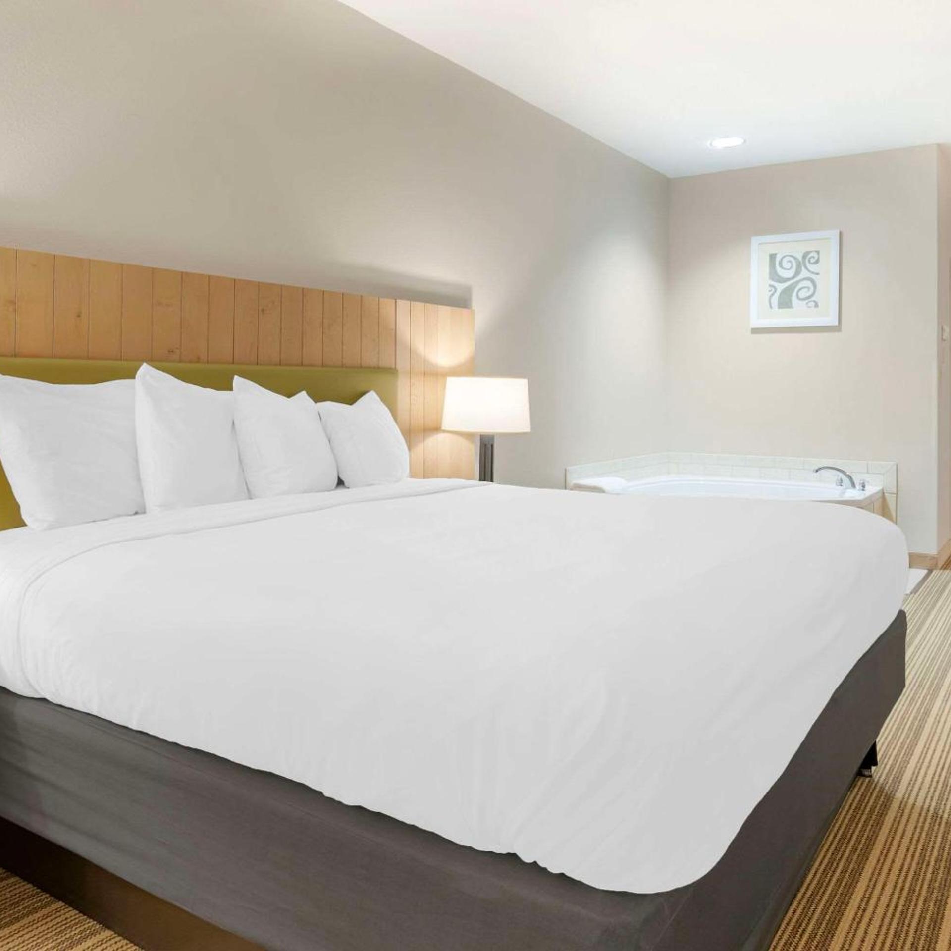 Suite, King Bed, Jetted Tub