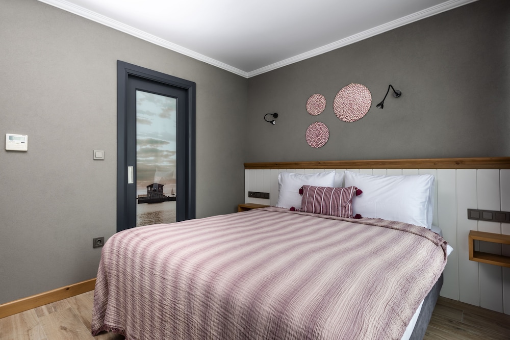 ROOM, DOUBLE BED