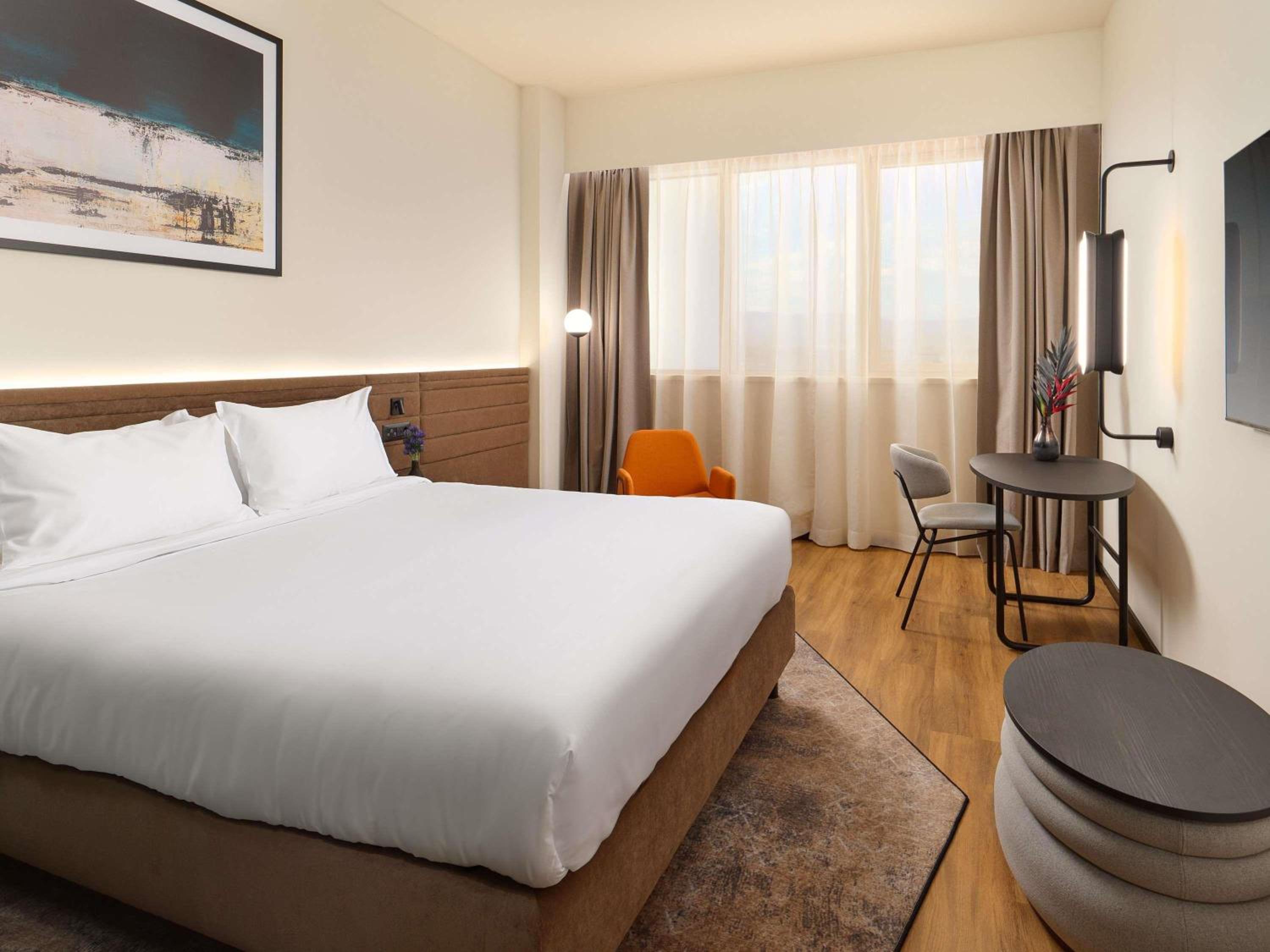 EXECUTIVE, KING BED