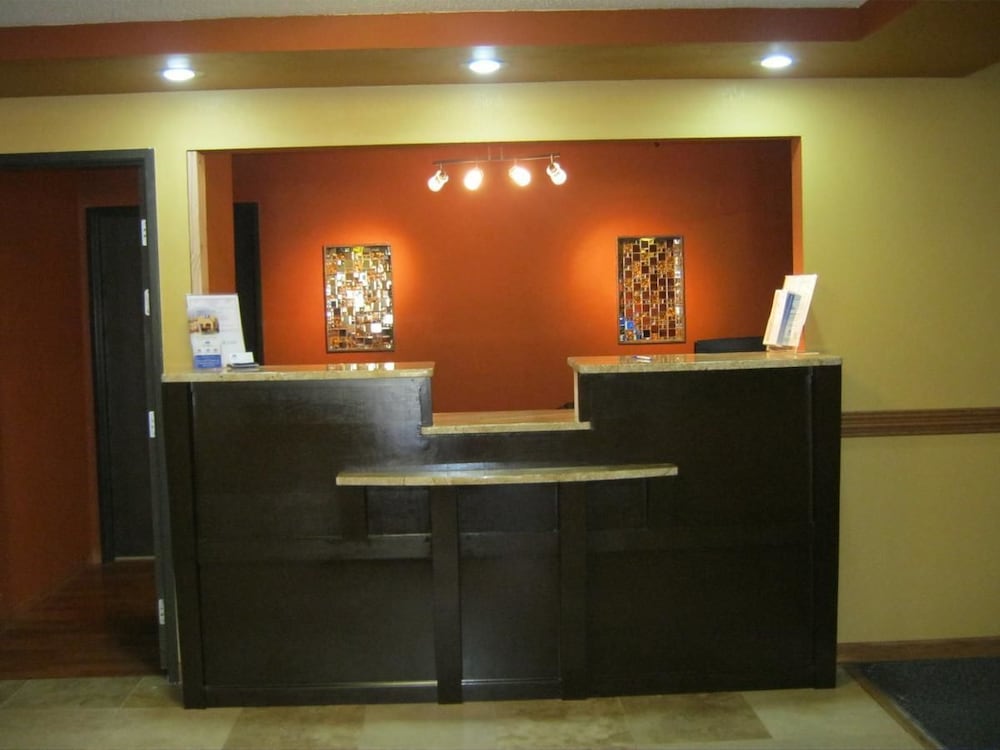 Burnsville Inn & Suites (ex Americas Best Value Inn-Burnsville/Minneapolis) 4/36