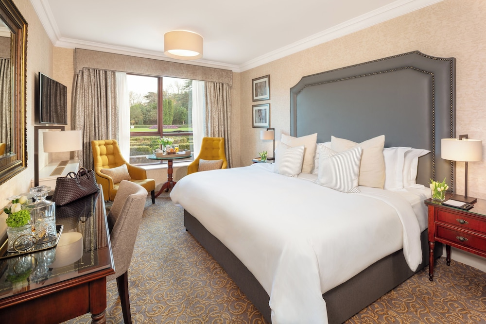SUITE, QUEEN BED, CORNER