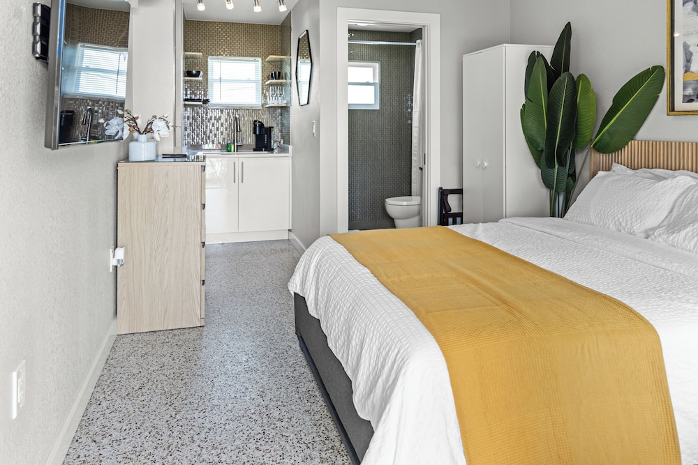 Sunset Studio, Queen Bed