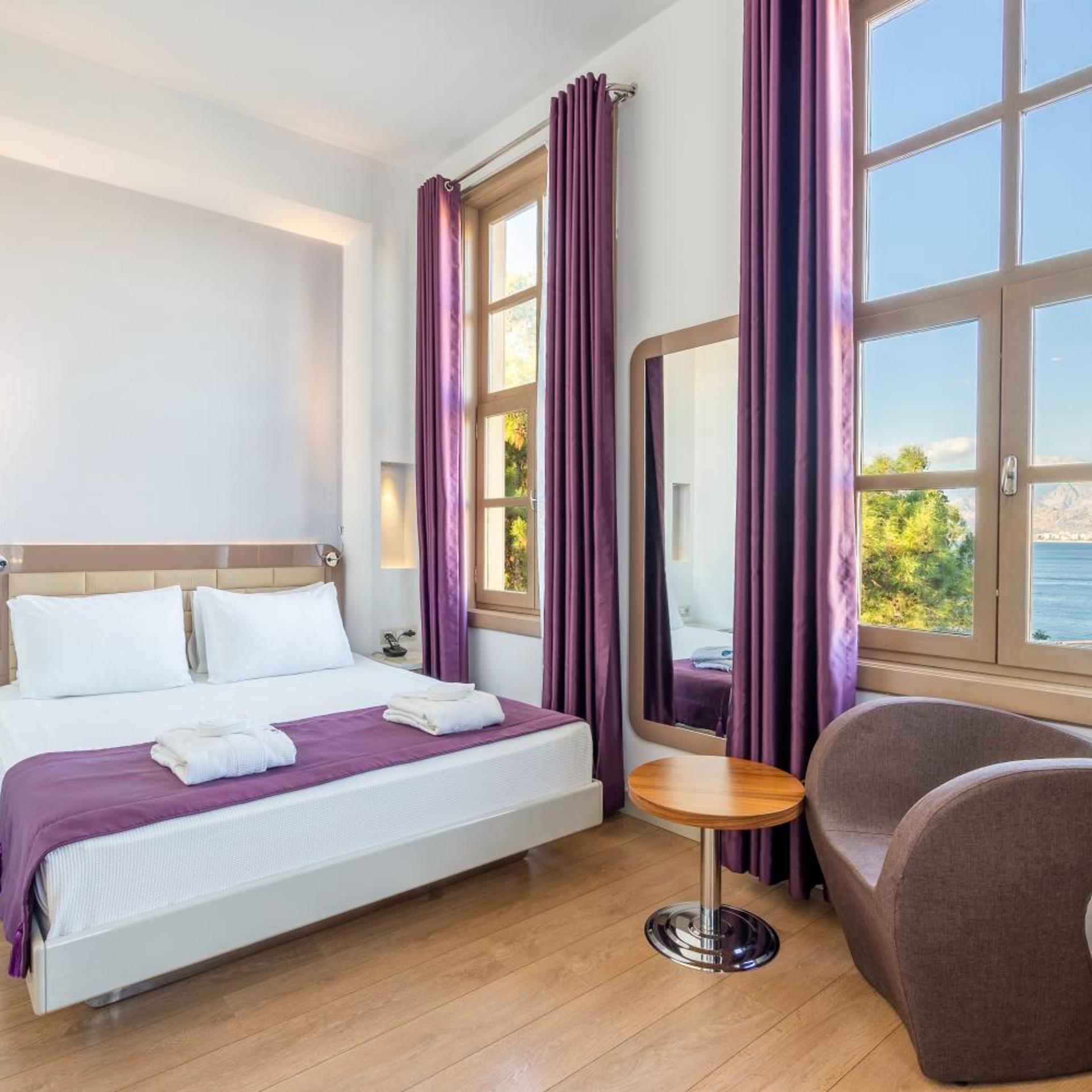 Standard, Double Bed, Lateral Side Sea View، Puding Hotel 3/10