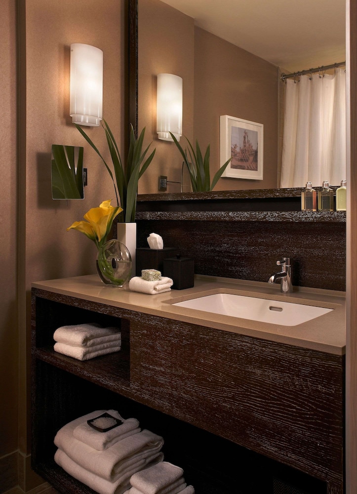 Hotel 505 River North 48/75