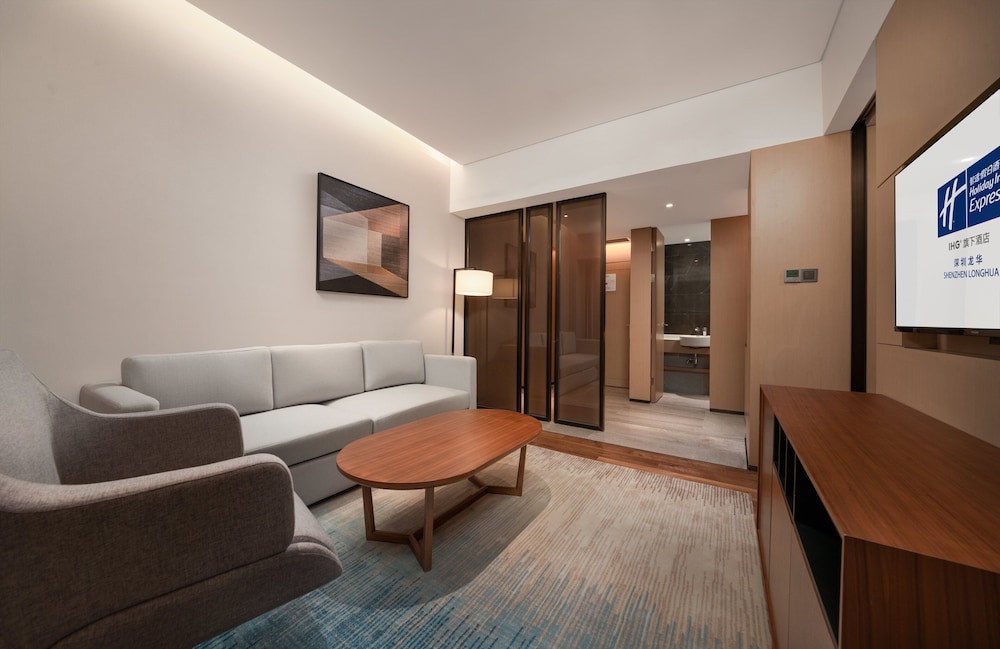 Holiday Inn Express Shenzhen Longhua 48/77