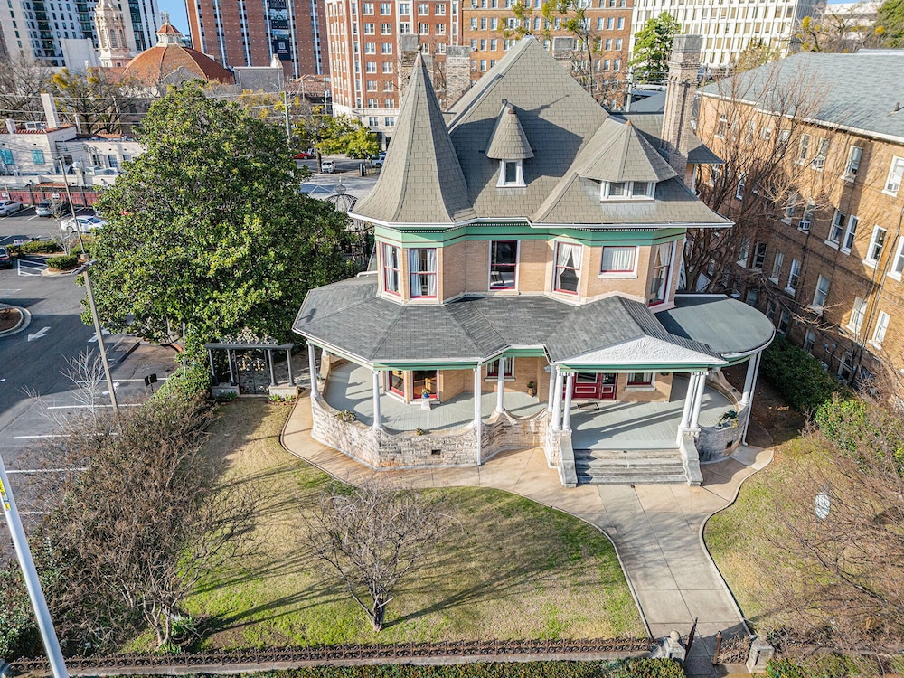Hassinger Daniels Mansion Bed and Breakfast 43/50