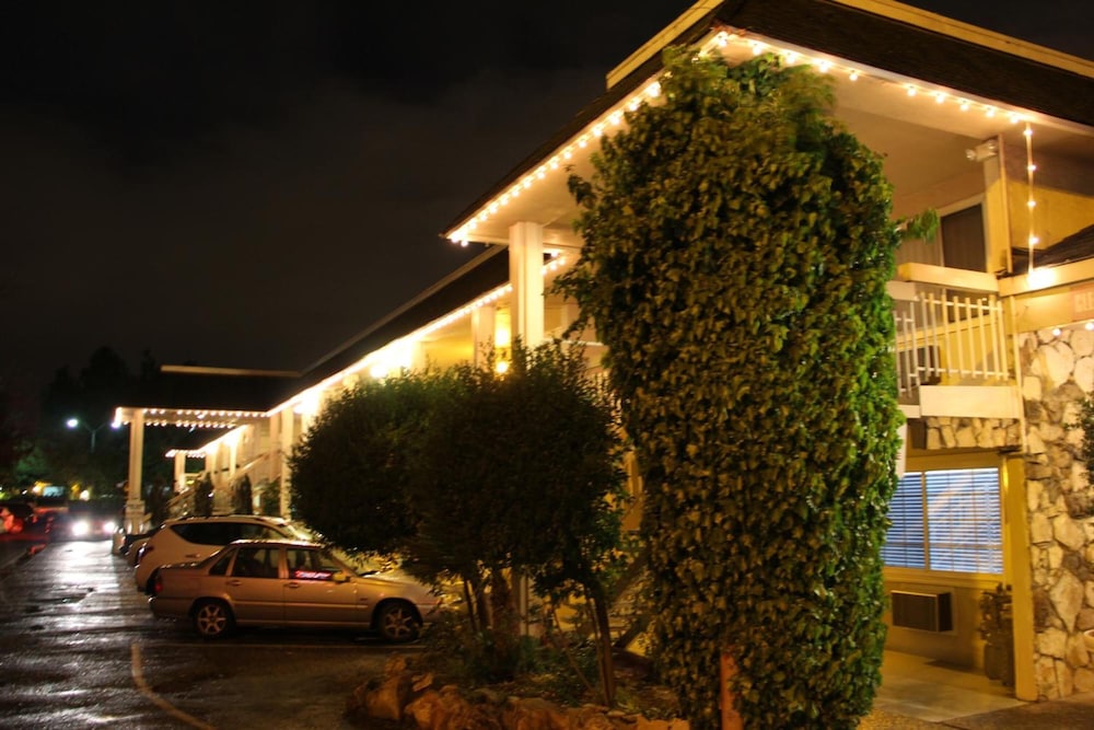 Caravelle Inn Suites 12/31