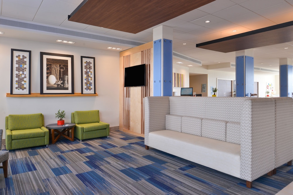 Holiday Inn Express Suites Alachua Gainesville Area 8/73