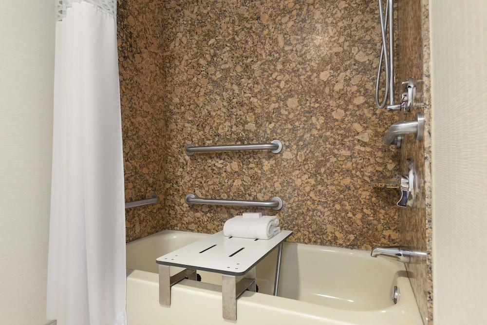 Hampton Inn & Suites By Hilton Manchester - Bedford 13/50