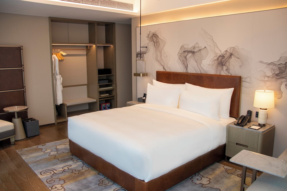 270 River View Suite King Size Bed