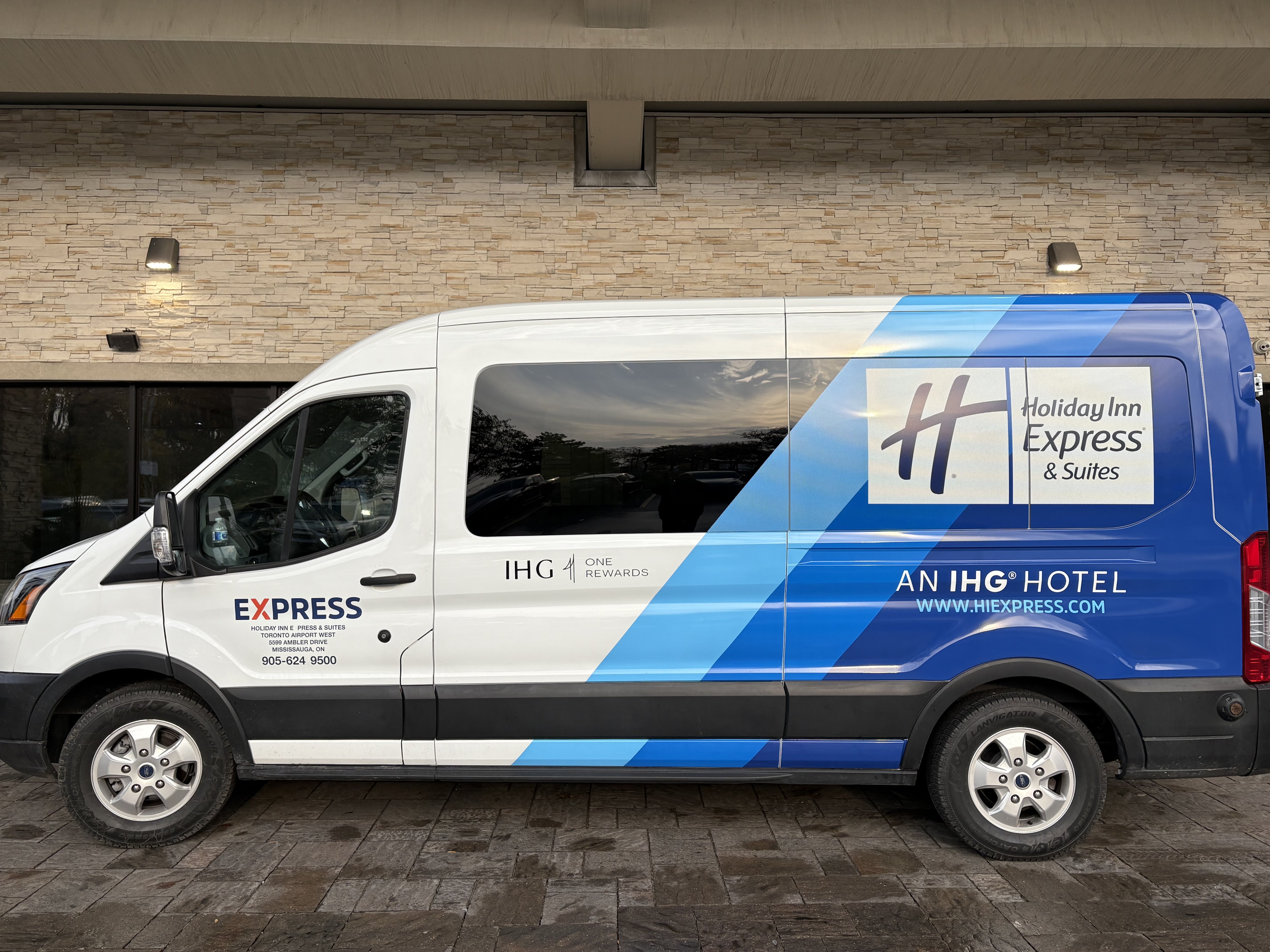Holiday Inn Express Suites Toronto Airport West 52/55