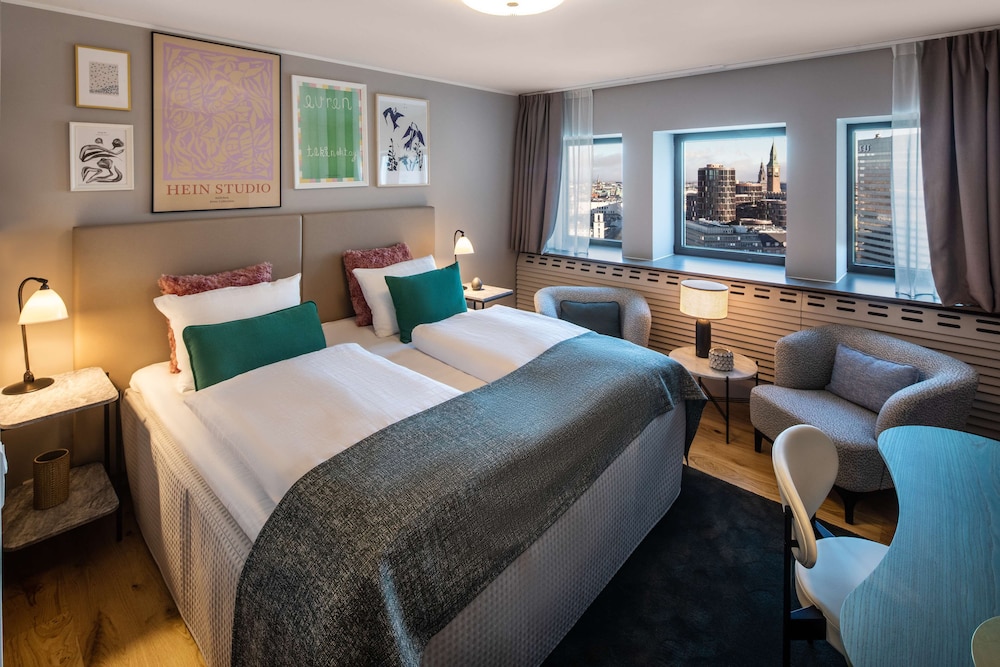 ROOM, KING BED, TOP FLOOR