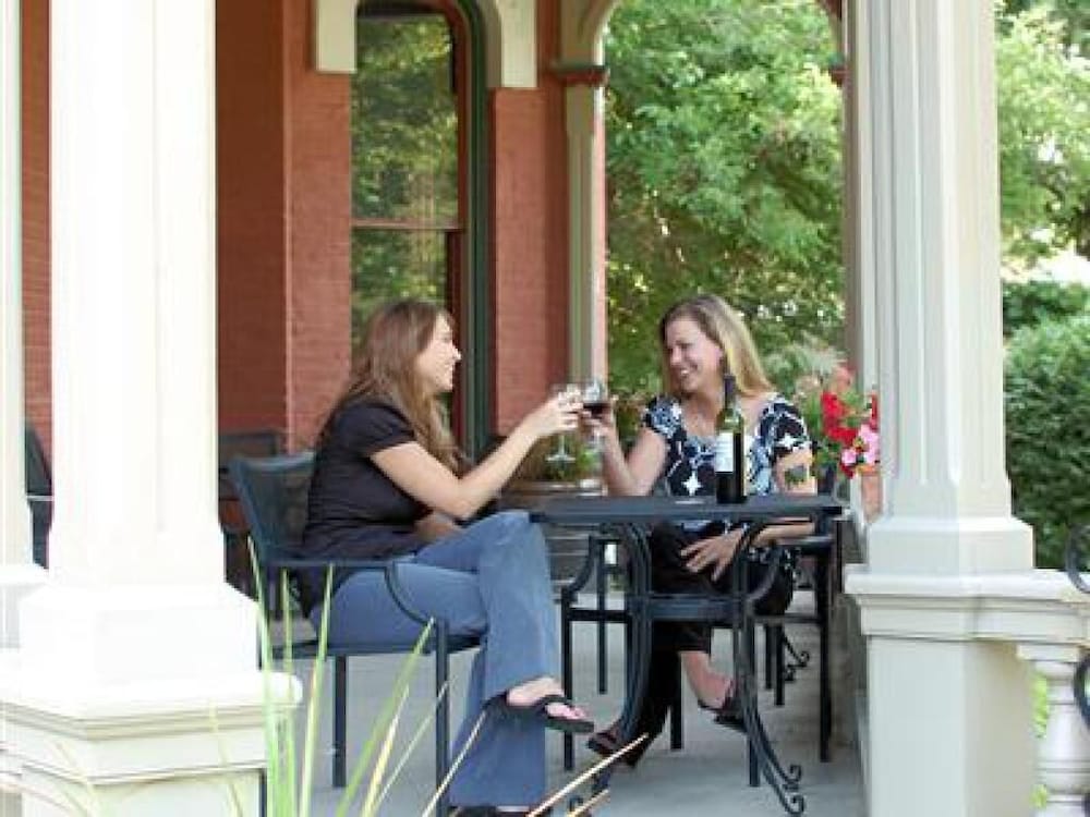 Whiskey Mansion Bed and Breakfast 19/22