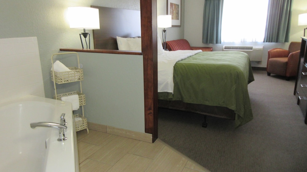 Quality Inn & Suites Pueblo West 24/43