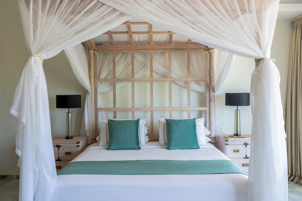 The Level, Beach, Queen Bed