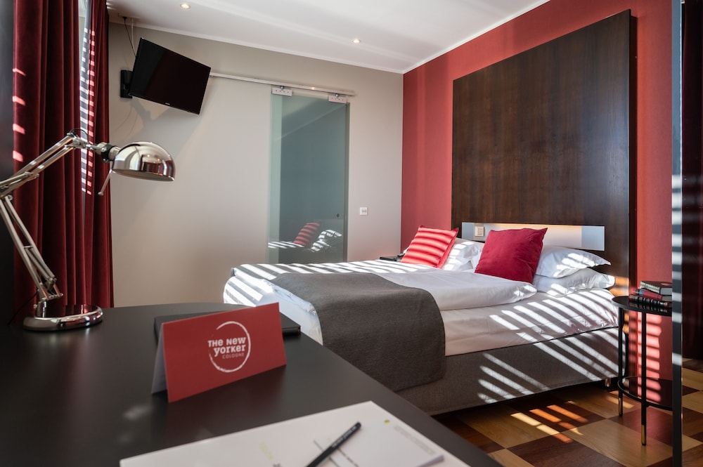 THE NEW YORKER HOTEL COLOGNE 24/74