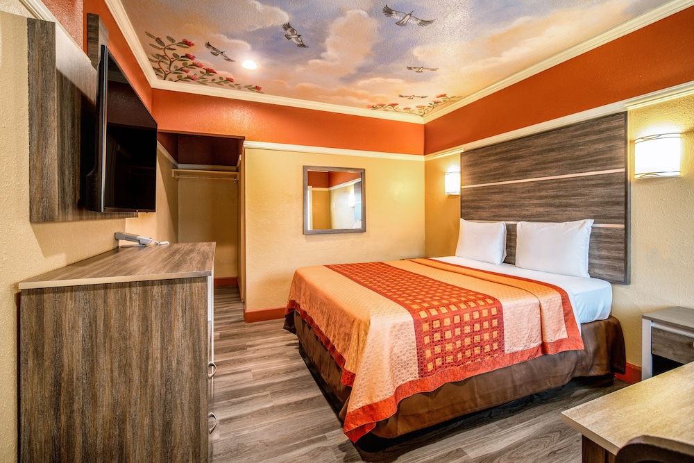 ROOM, QUEEN BED