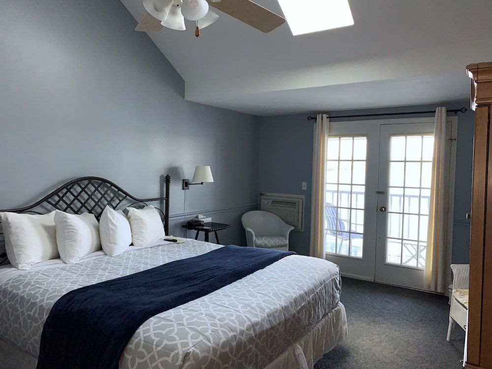 Standard, King Bed, Lake Side