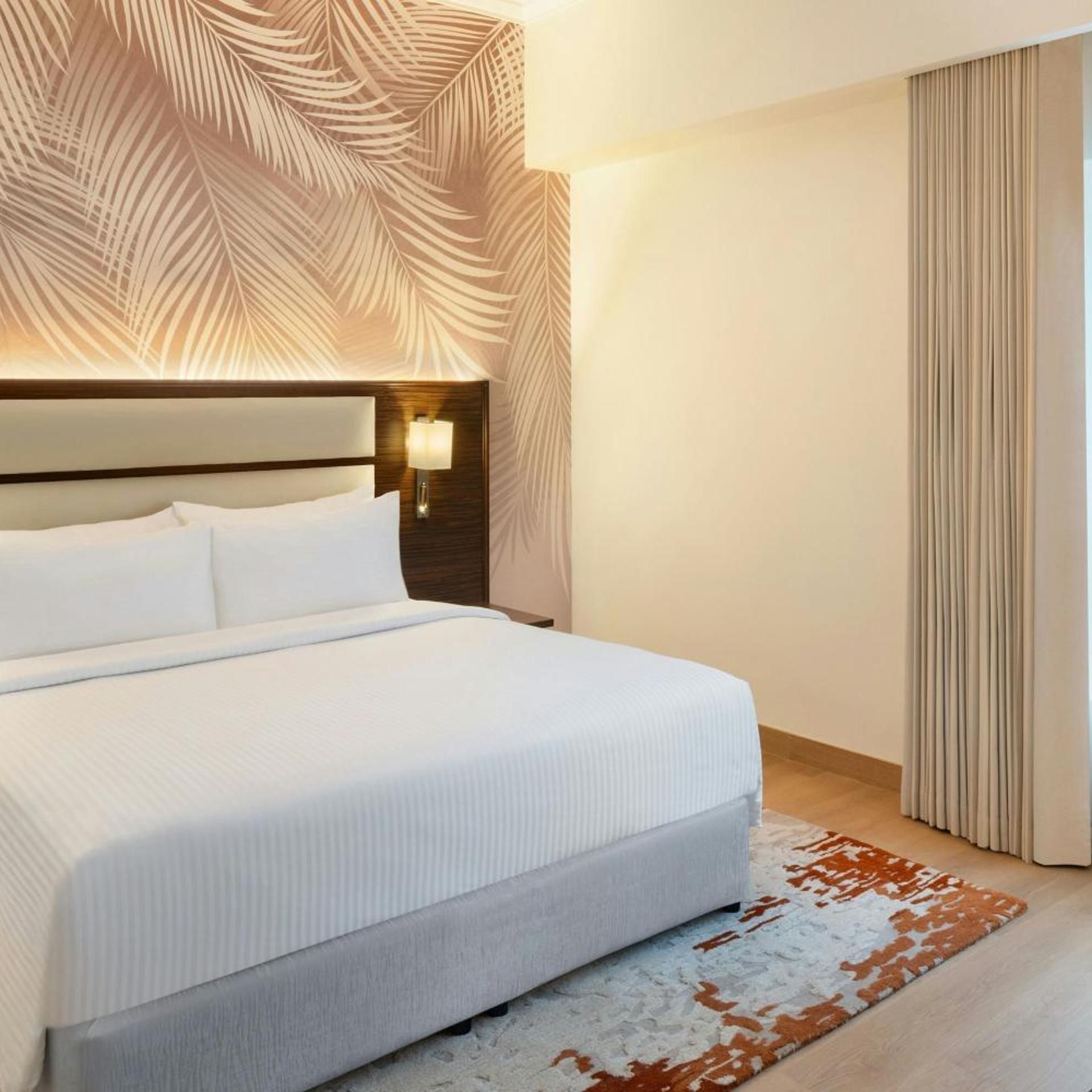 Executive, Suite, King Bed, Golf Course View, Lounge Access