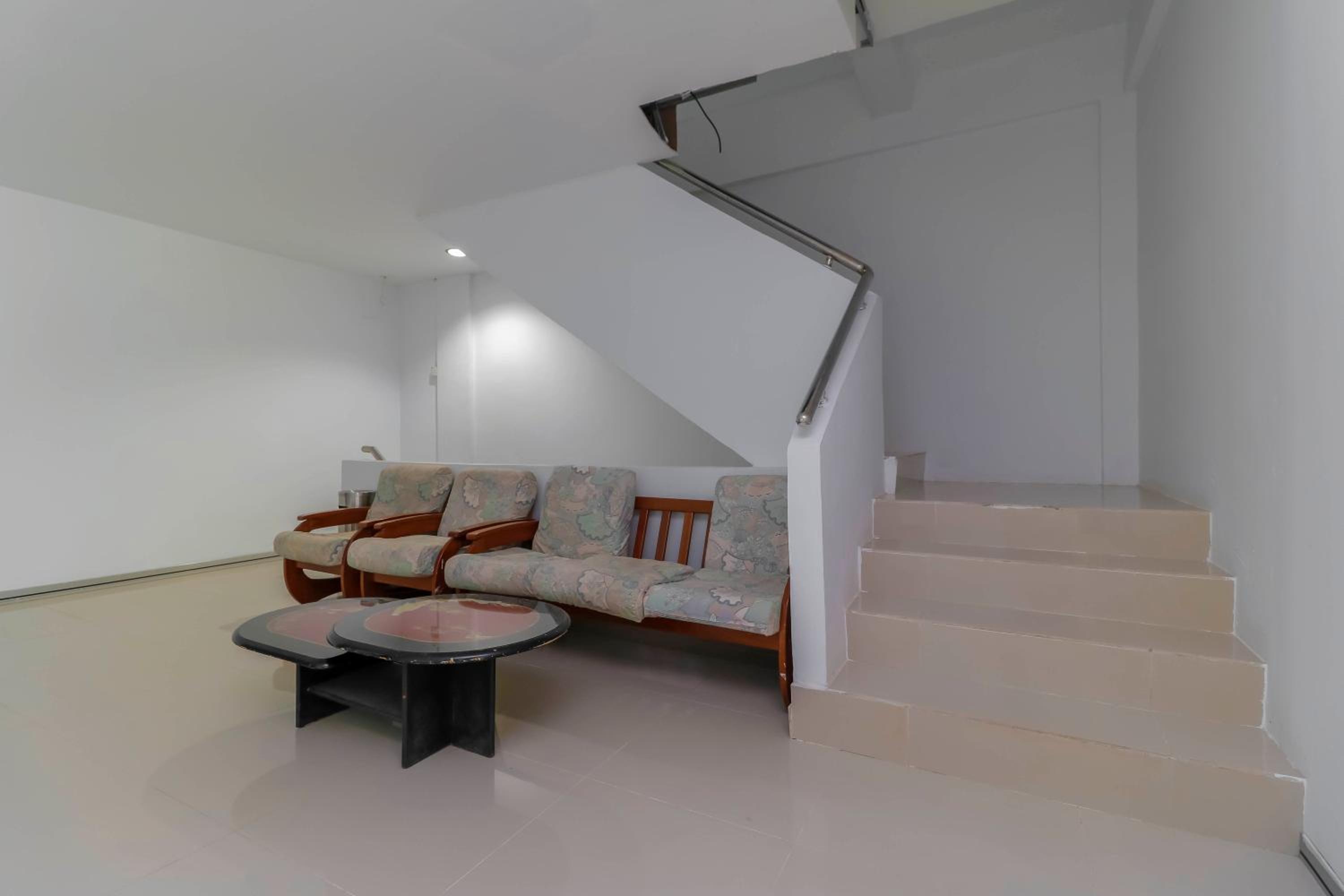 RedDoorz Plus near Kepri Mall 30/44