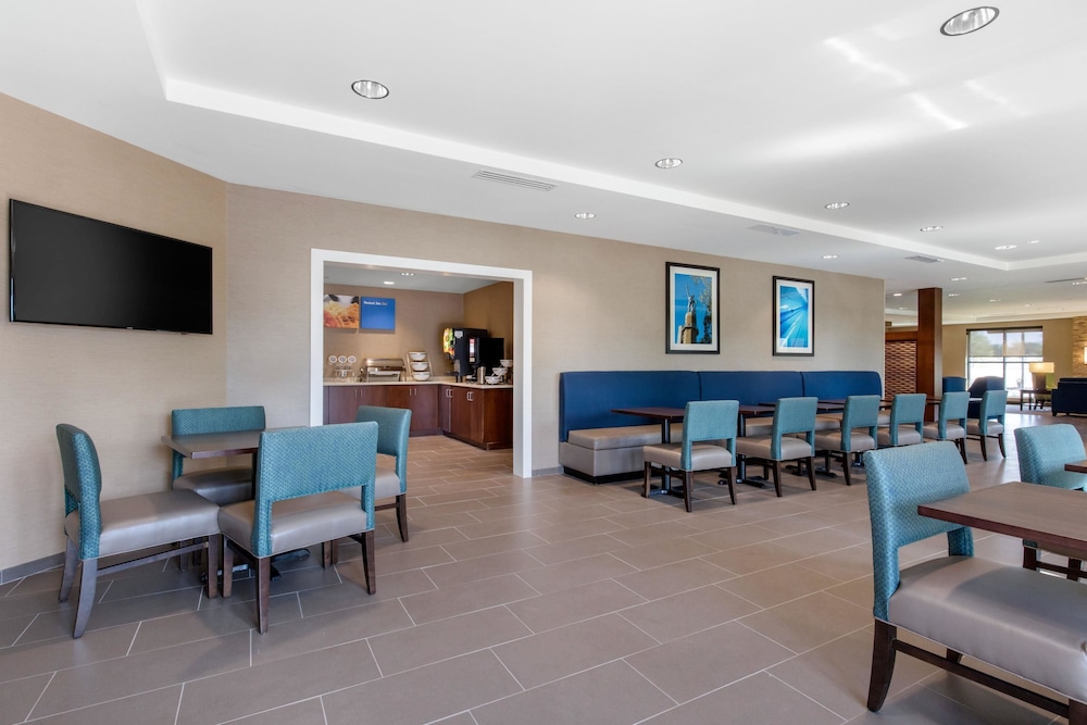 Comfort Inn & Suites At Crossplex Village 35/50