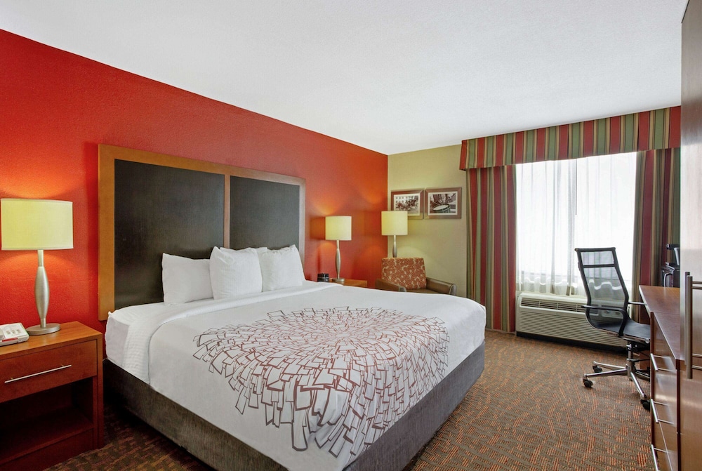 Room, King Bed, Accessible, La Quinta Inn Williamsburg Historic Area 3/6